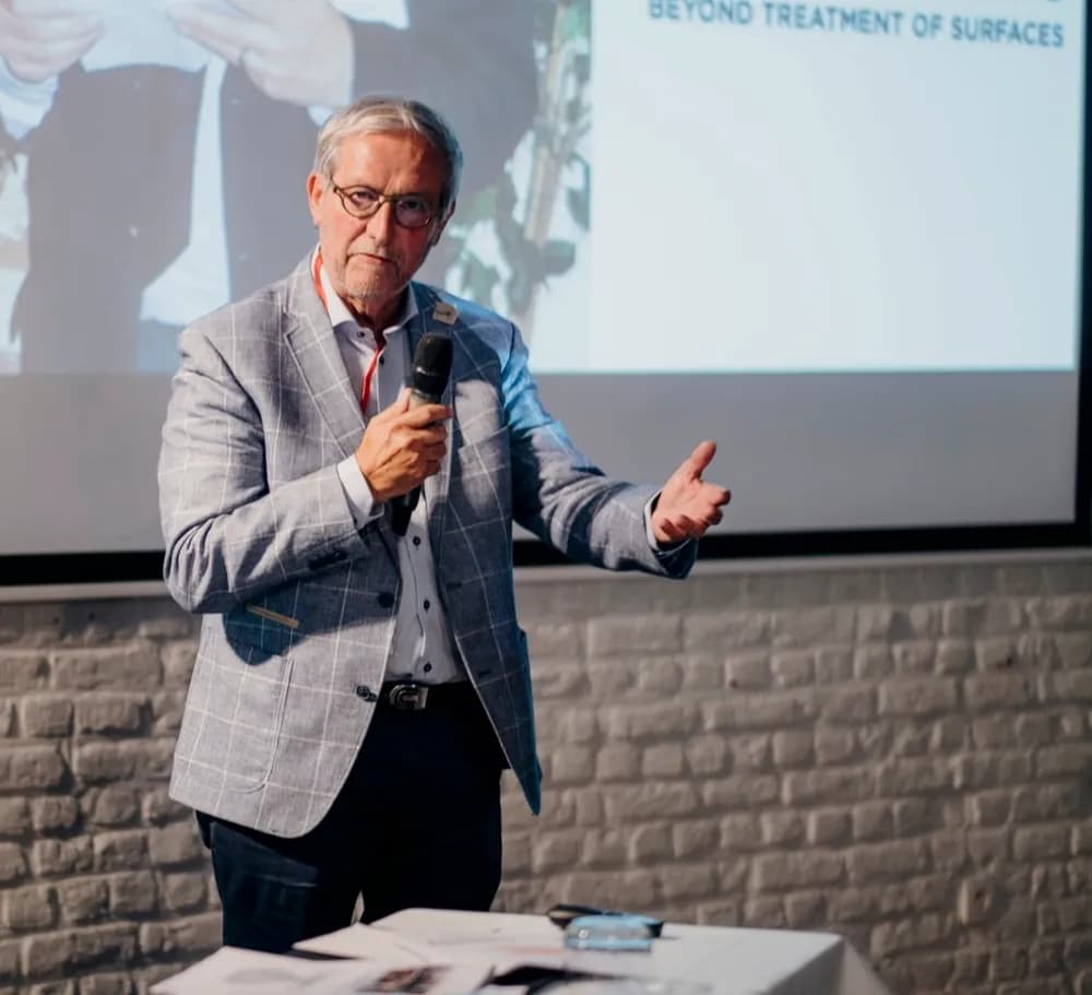 Danny Ackx presenting to an audience